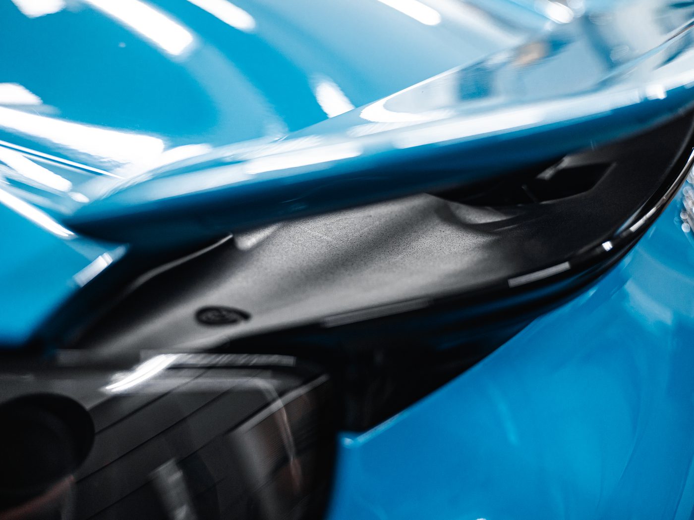 Nachher: ausfahrbarer Heckspoiler nach der Trockeneisreinigung – Mechanik und Spalt sauber