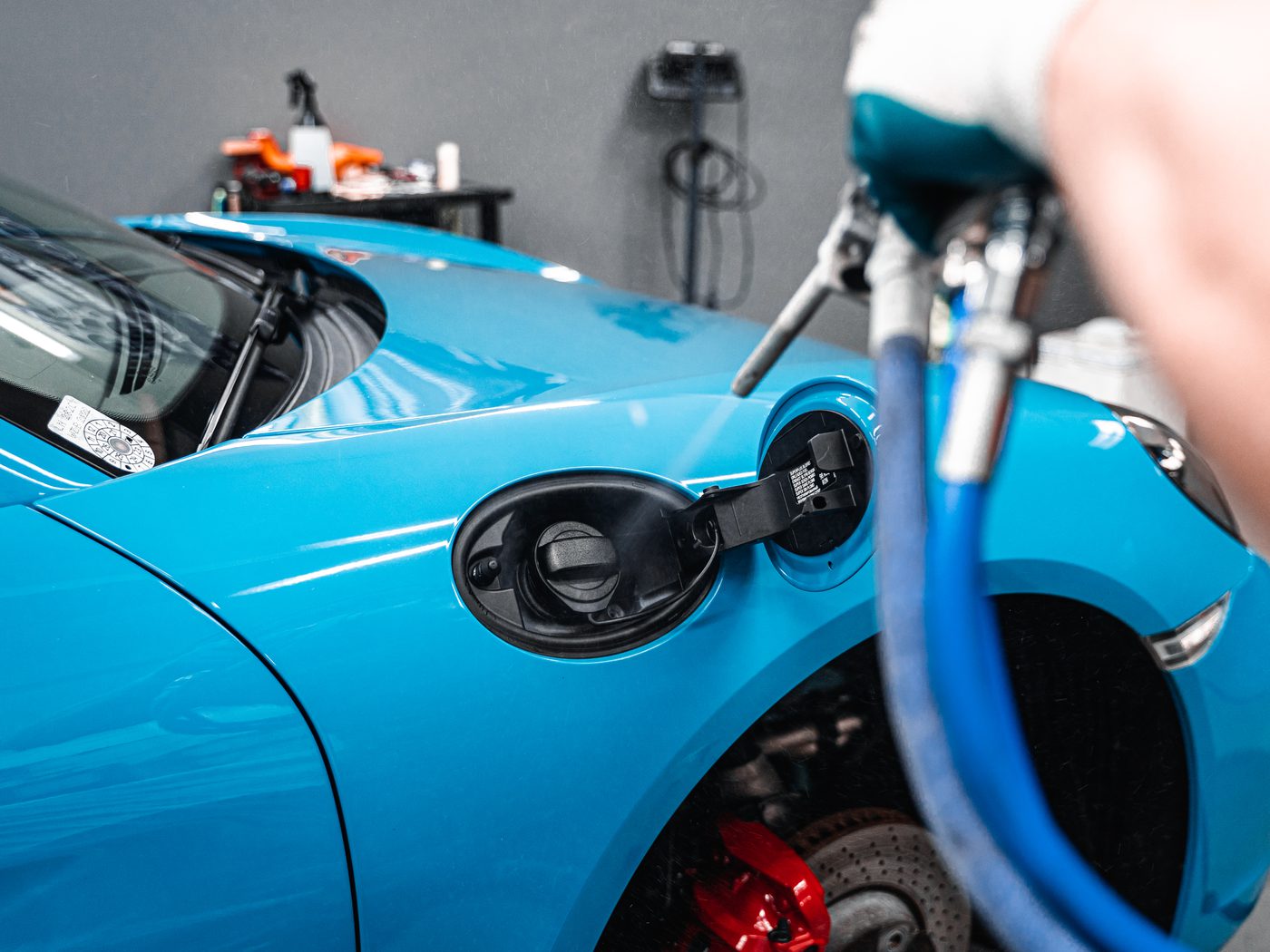 Trockeneisreinigung der Tankmulde eines blauen Porsche